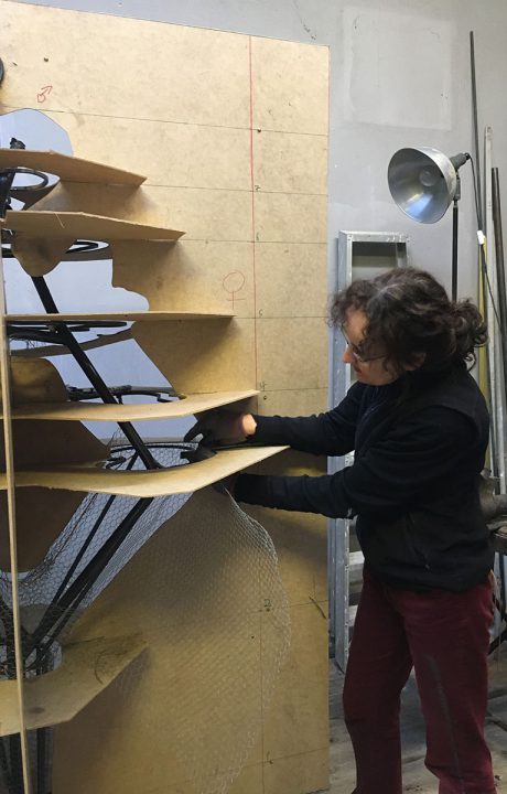 Juliane Brandes Verkleidung mit Drahtgeflecht