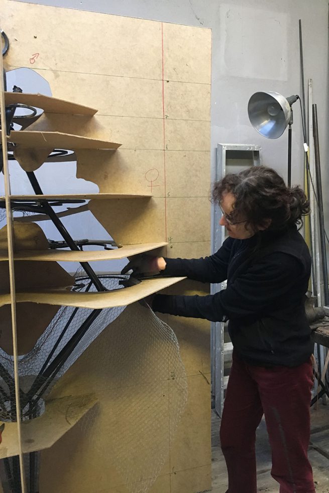 Juliane Brandes Verkleidung mit Drahtgeflecht