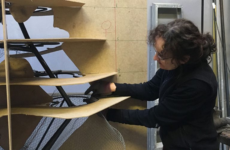 Juliane Brandes Verkleidung mit Drahtgeflecht