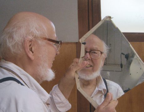 Der Blick in den Spiegel auf die Figur