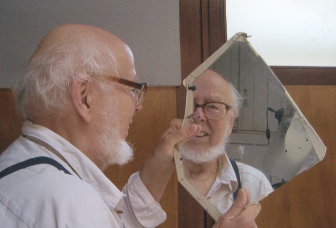 Der Blick in den Spiegel auf die Figur