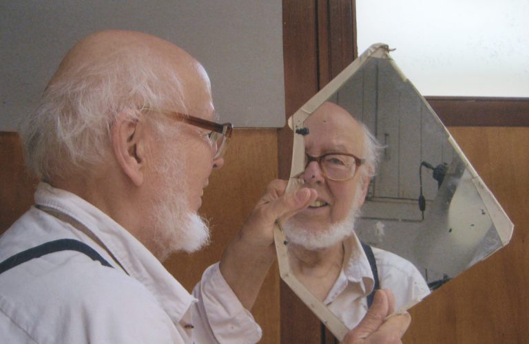 Der Blick in den Spiegel auf die Figur