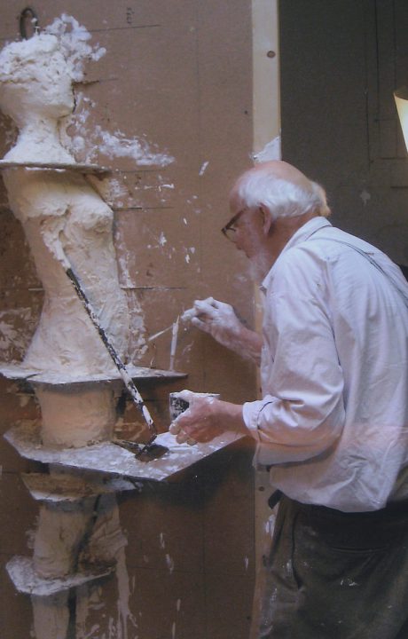 Arbeit an Gipsfigur, die noch von den Vergrößerungsschablonen umgeben ist