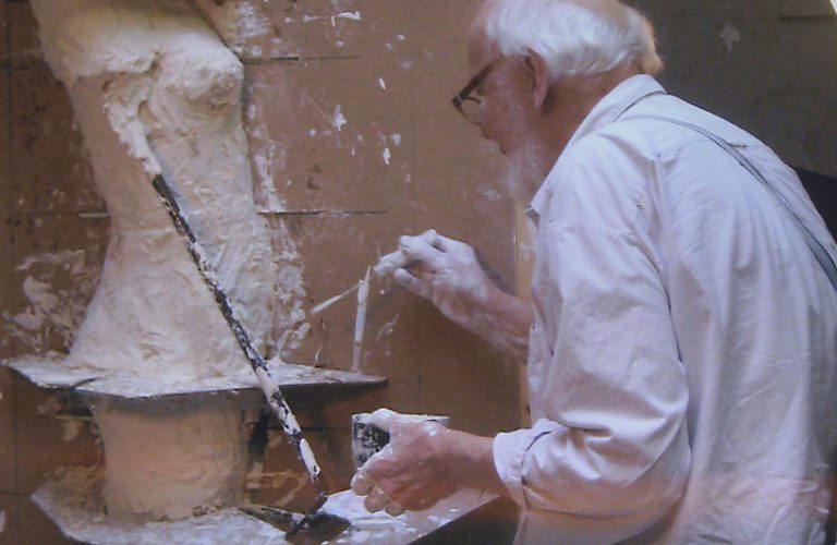 Arbeit an Gipsfigur, die noch von den Vergrößerungsschablonen umgeben ist