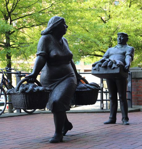 Fischhändler und Marktfrau // 1992 // Bronzeguss // Hamburger Fischmarkt