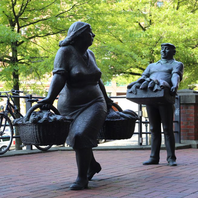 Fischhändler und Marktfrau // 1992 // Bronzeguss // Hamburger Fischmarkt