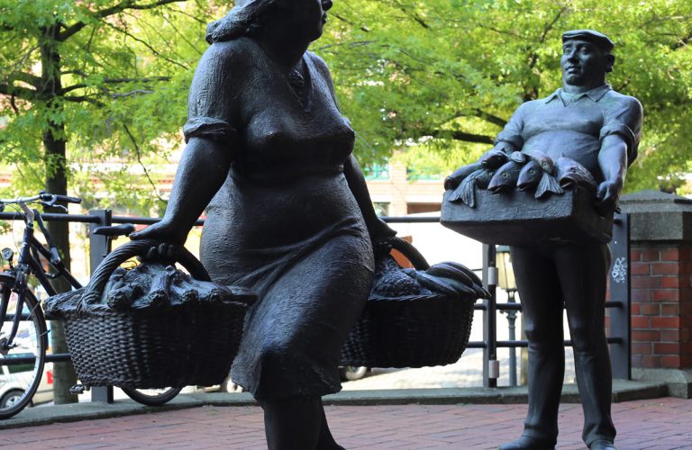 Fischhändler und Marktfrau // 1992 // Bronzeguss // Hamburger Fischmarkt
